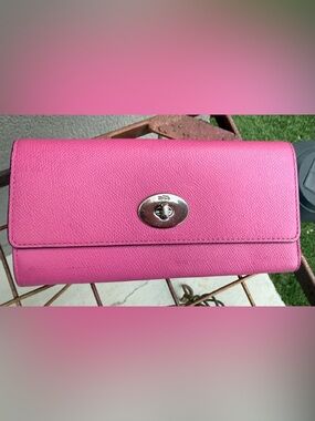 Coach Pink Leather Turn‑Lock Wallet – Classic Style, Excellent Condition